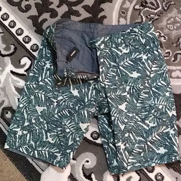 Cool reversible GAP shorts NWT - Picture 2 of 6